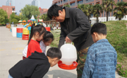 春深花烂漫，孔雀园中闹